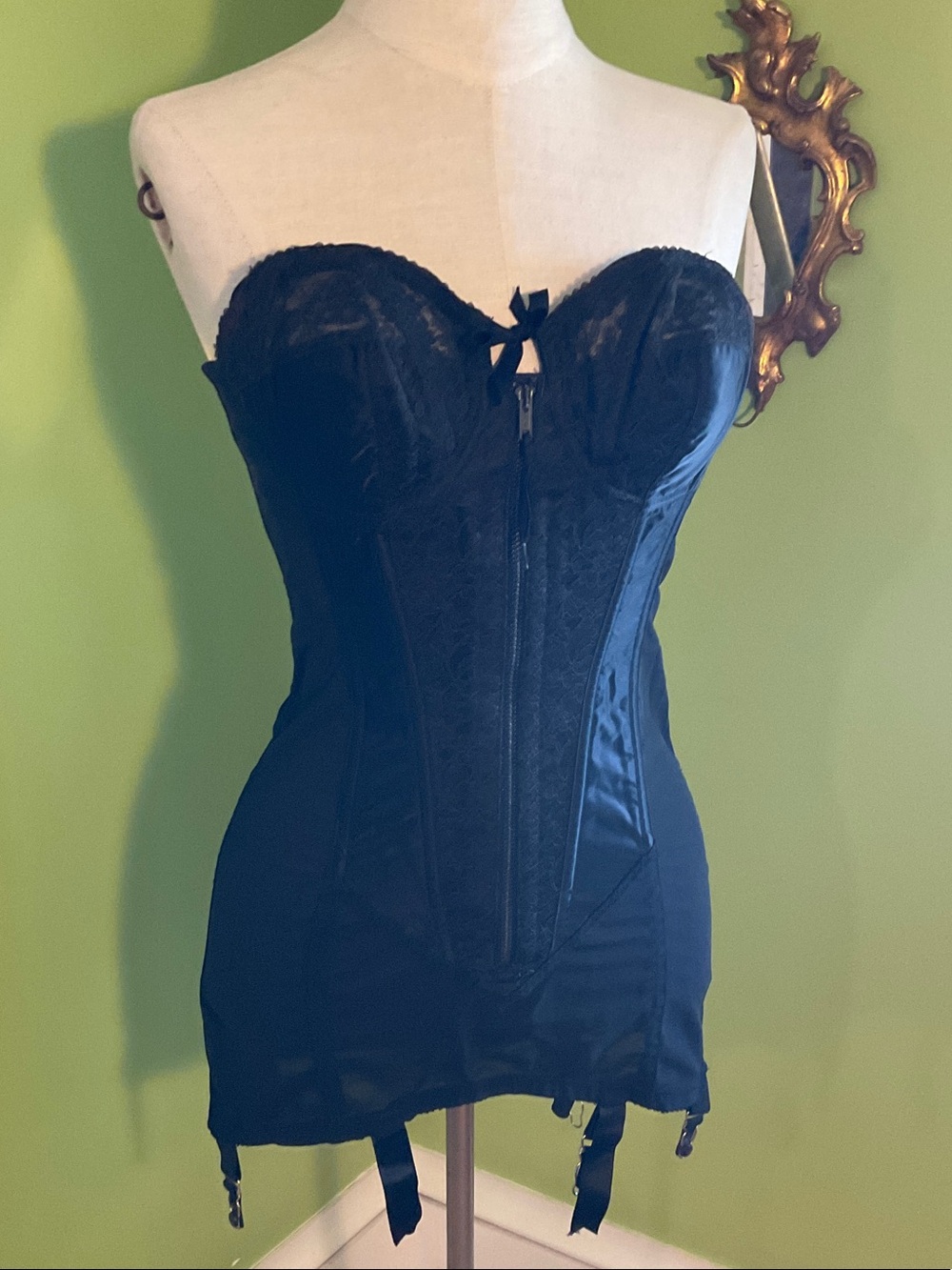 Vintage 50s/60s goddess brand Merry Widow/corset with garters